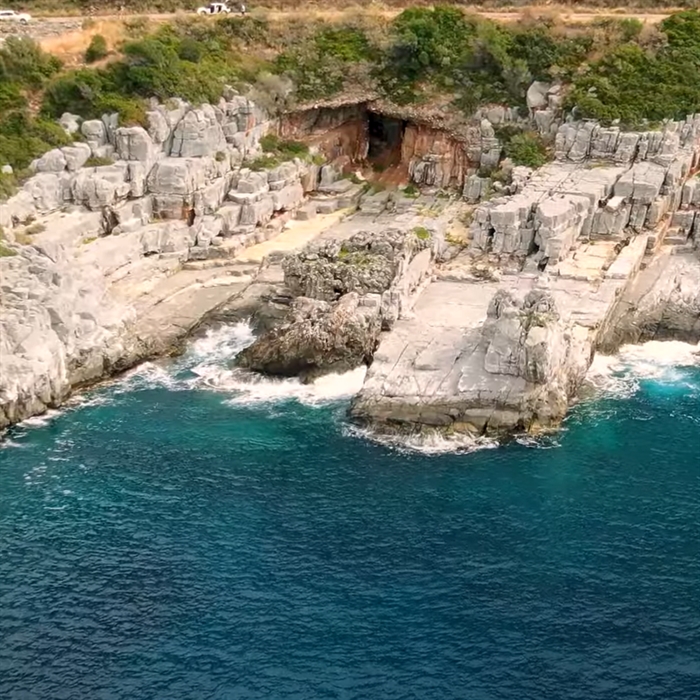 Der Strand und die Höhle Katafygi