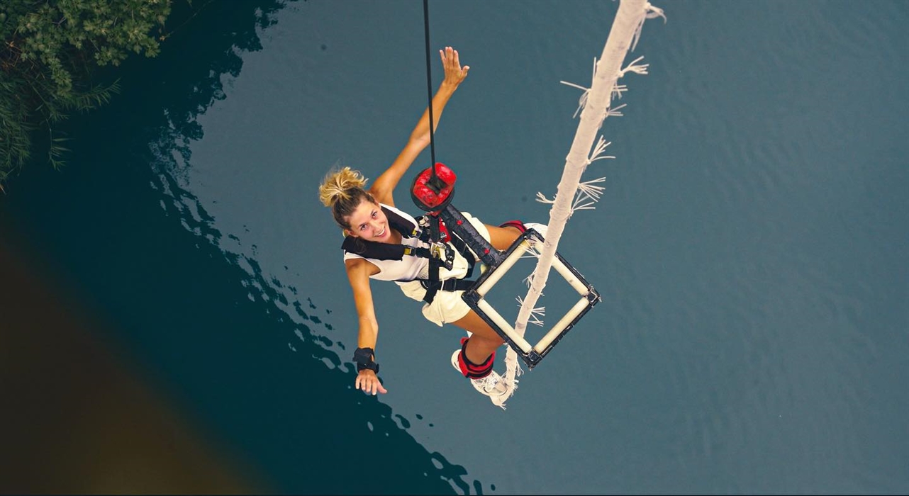 L'isthme de Corinthe est une destination mondiale pour les amateurs de saut à l'élastique. 1